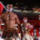 Pita Tufatofua con abdomen descubierto, embarrado con aceite de coco, sosteniendo la bandera en los Juegos Olímpicos de Tokio 2020 Foto: AFP